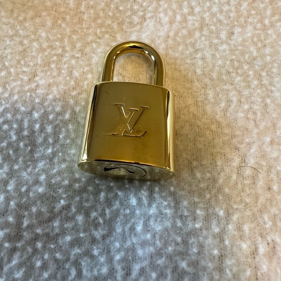 **New** Louis Vuitton Lockset #311 with 2 keys and Dustbag - Picture 9 of 12